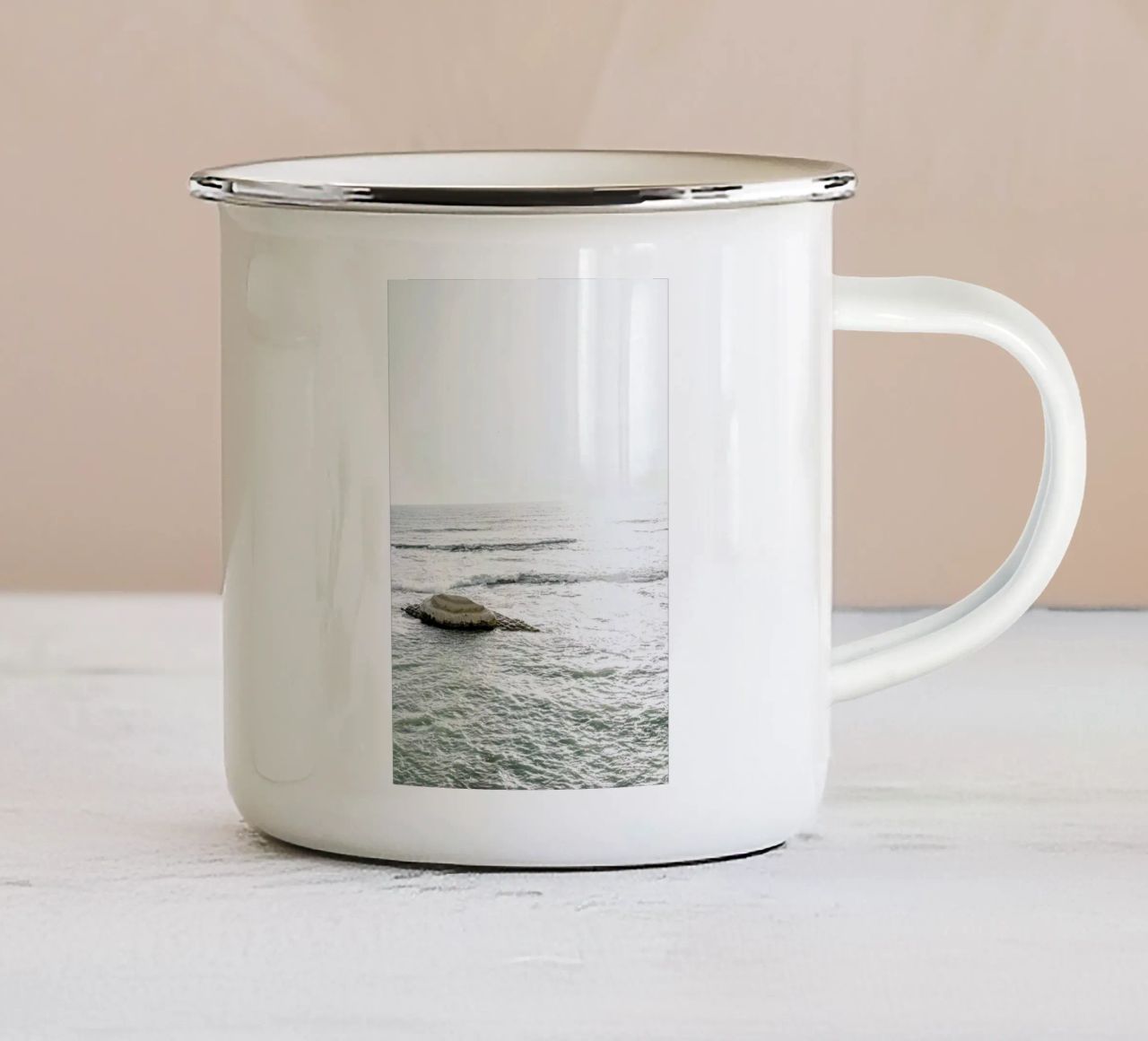 Scala Isle tazza in smalto da Chris Abatzis