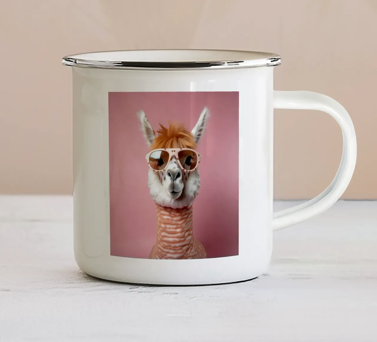 Alpaca cool con occhiali da sole rétro - Ritratto di animale divertente tazza in smalto da FlexiDesignsByK