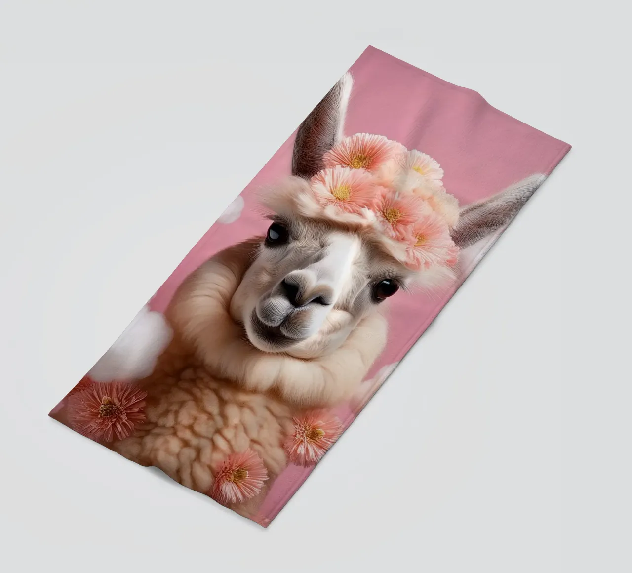 Lama con corona di fiori in un paesaggio nuvoloso da sogno - Boho Animal telo mare da FlexiDesignsByK