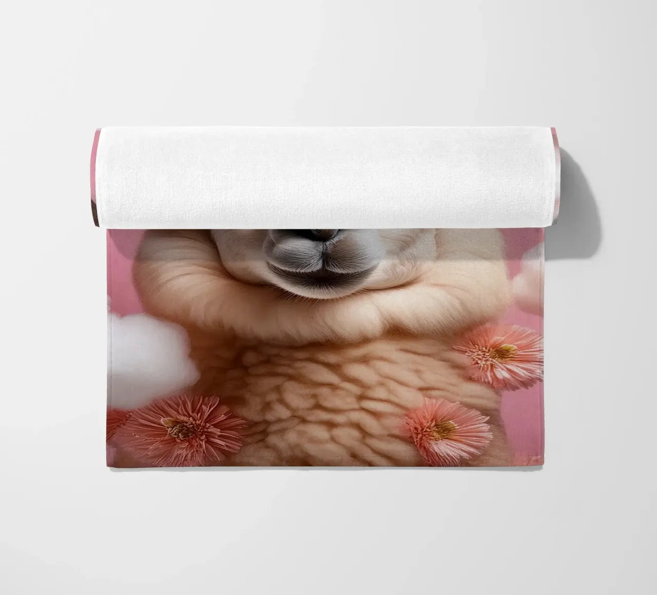 Lama con corona di fiori in un paesaggio nuvoloso da sogno - Boho Animal telo mare da FlexiDesignsByK