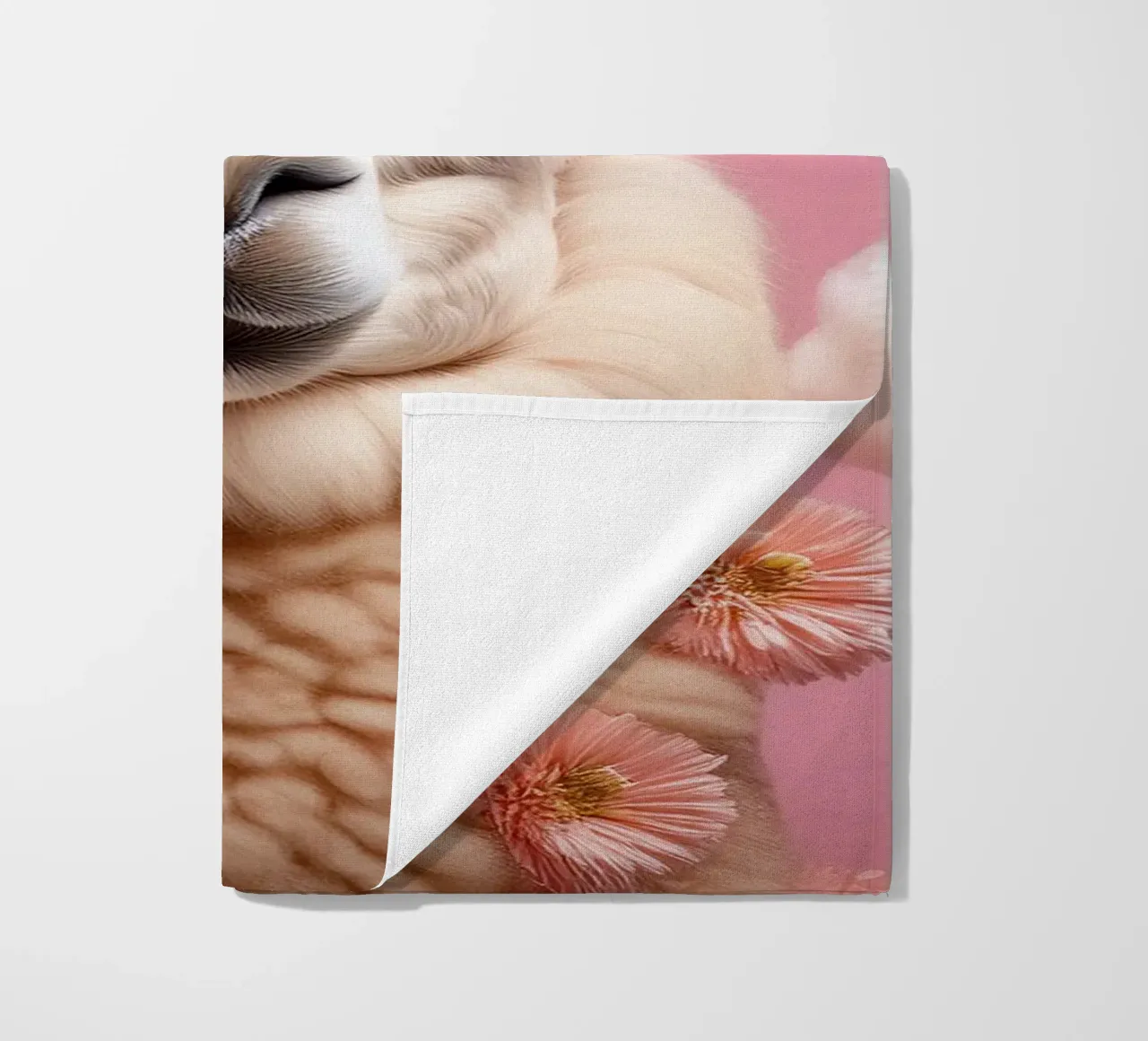 Lama con corona di fiori in un paesaggio nuvoloso da sogno - Boho Animal telo mare da FlexiDesignsByK
