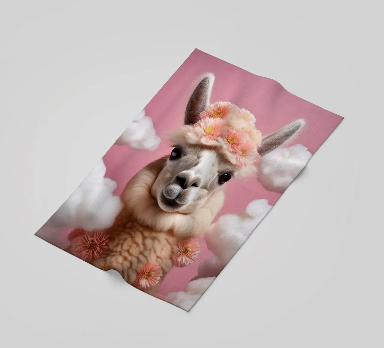Lama con corona di fiori in un paesaggio nuvoloso da sogno - Boho Animal telo mare da FlexiDesignsByK
