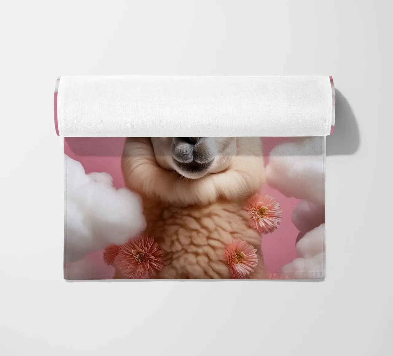 Lama con corona di fiori in un paesaggio nuvoloso da sogno - Boho Animal telo mare da FlexiDesignsByK