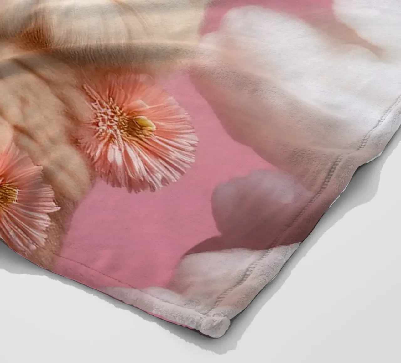 Blumengekröntes Lama in einer verträumten Wolkenlandschaft - Boho Animal Fleecedecke von FlexiDesignsByK