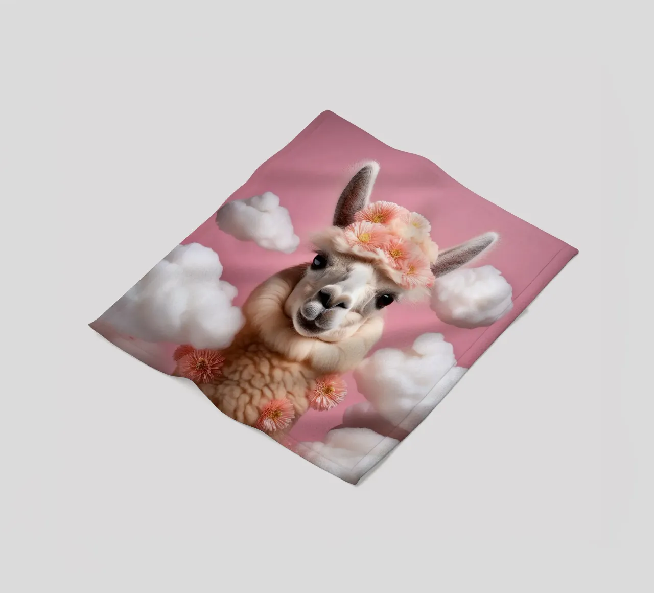 Blumengekröntes Lama in einer verträumten Wolkenlandschaft - Boho Animal Fleecedecke von FlexiDesignsByK