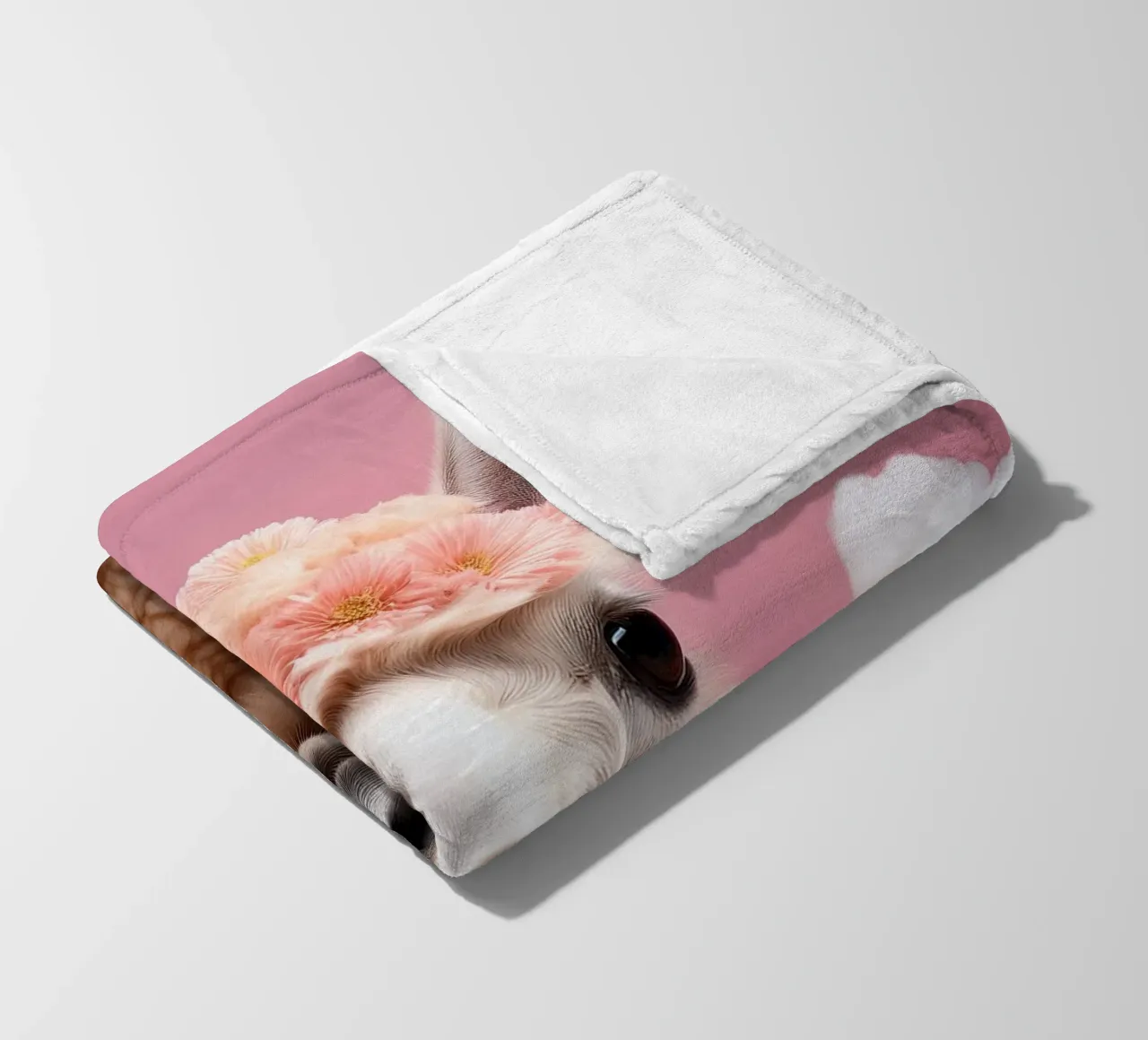 Blumengekröntes Lama in einer verträumten Wolkenlandschaft - Boho Animal Fleecedecke von FlexiDesignsByK