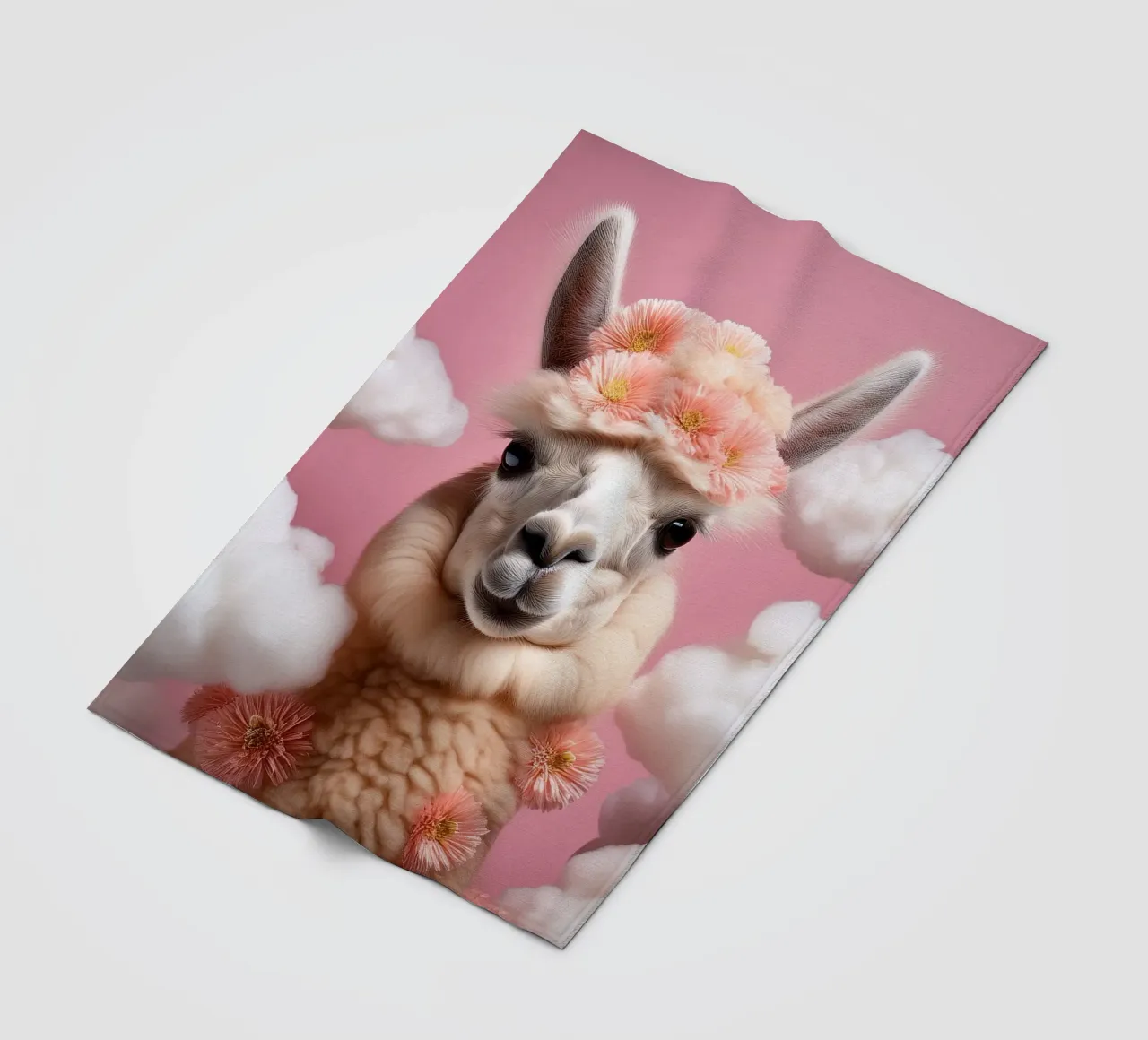 Blumengekröntes Lama in einer verträumten Wolkenlandschaft - Boho Animal Fleecedecke von FlexiDesignsByK
