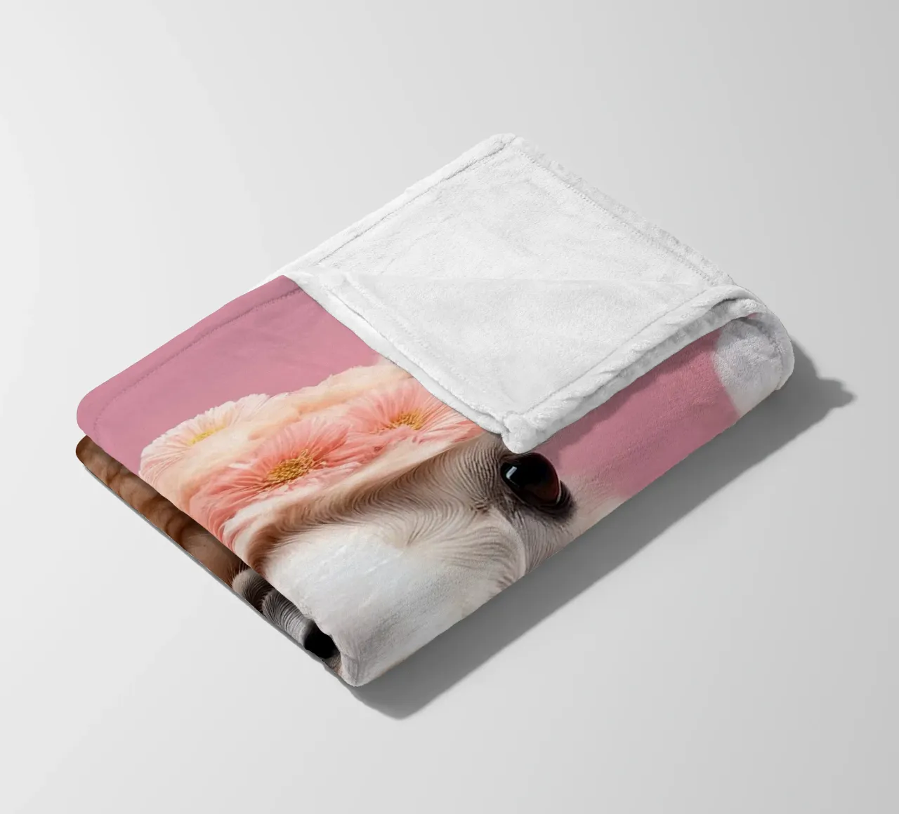 Blumengekröntes Lama in einer verträumten Wolkenlandschaft - Boho Animal Fleecedecke von FlexiDesignsByK