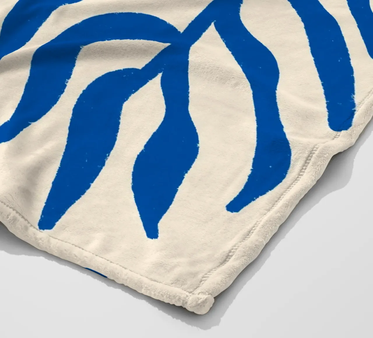 Blauer Scherenschnitt Strukturierter Zweig 1 Fleecedecke von Wackapacka