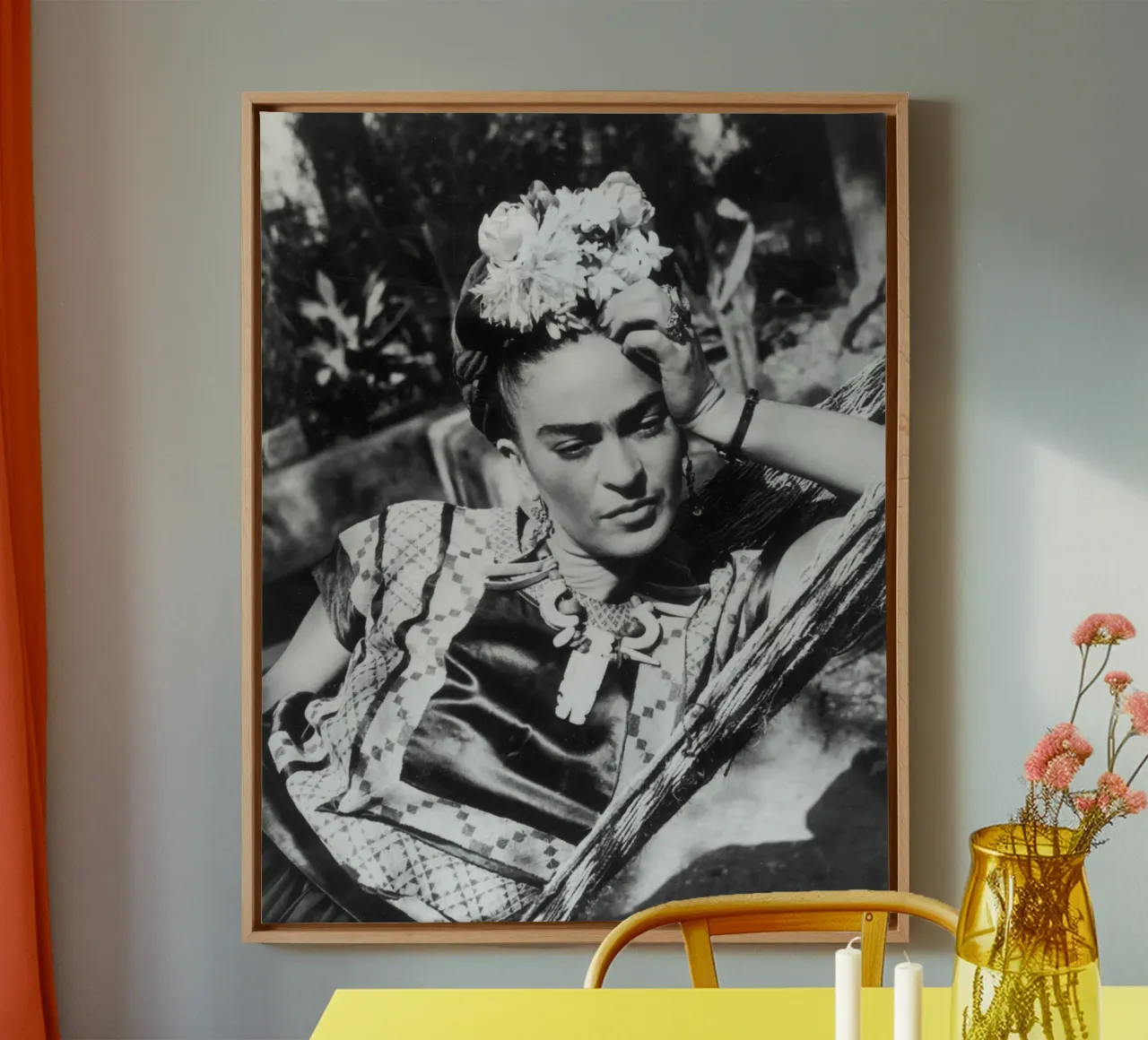 Frida Beautiful Vintage tela con Cornice a cassetta da Popo Photograph