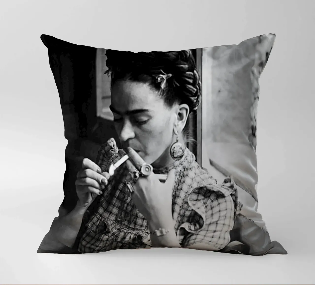 Frida Smooking cuscino da Popo Photograph
