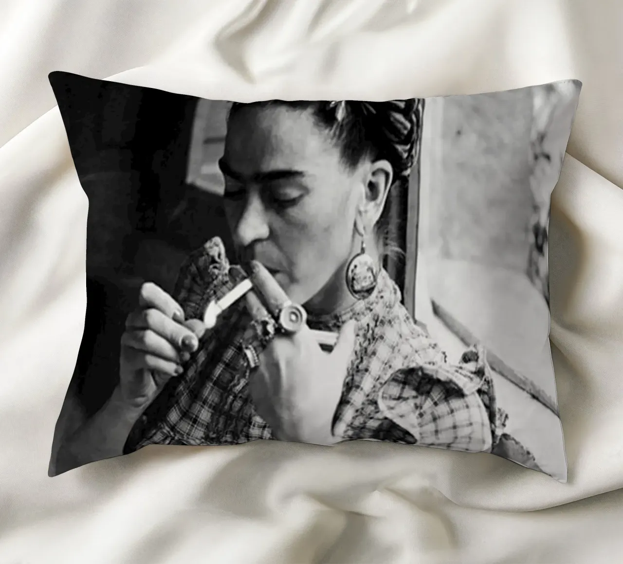 Frida Smooking cuscino da Popo Photograph
