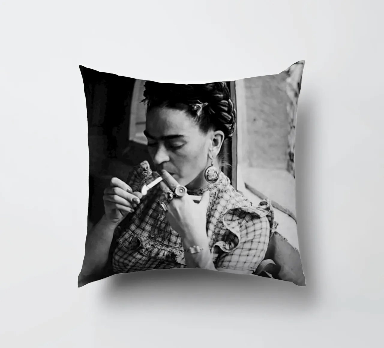 Frida Smooking cuscino da Popo Photograph