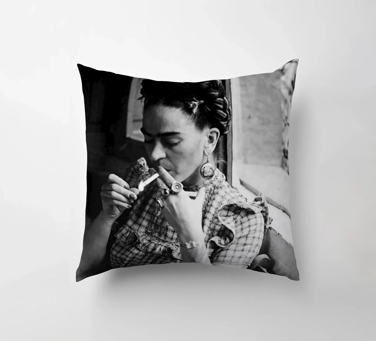 Frida Smooking cuscino da Popo Photograph