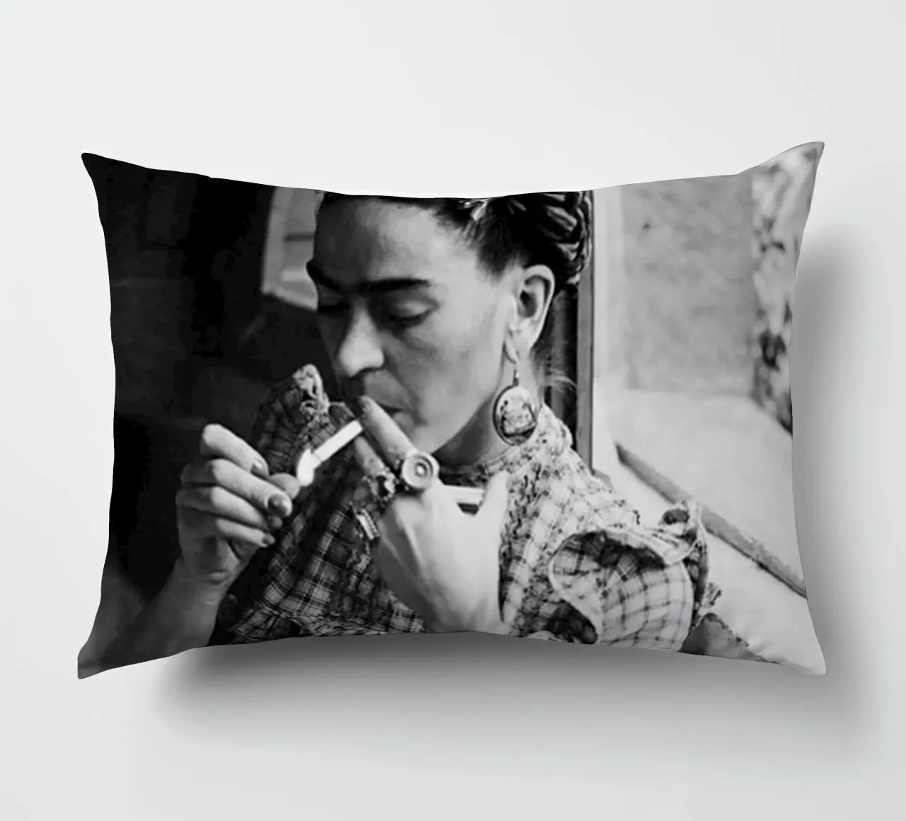 Frida Smooking cuscino da Popo Photograph