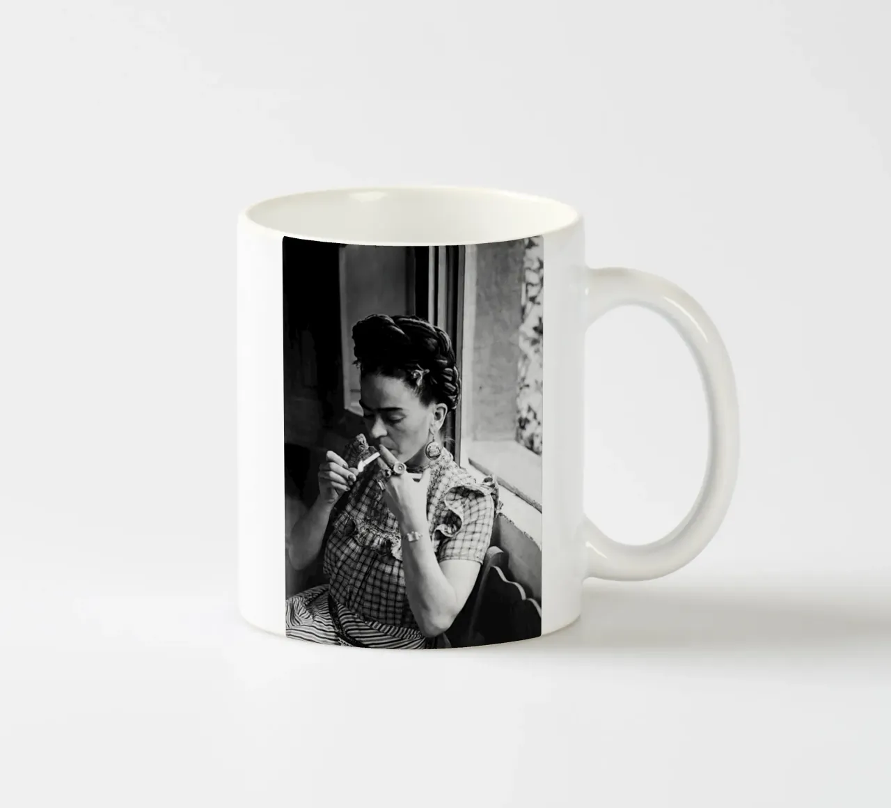 Frida Smooking tazza in ceramica da Popo Photograph