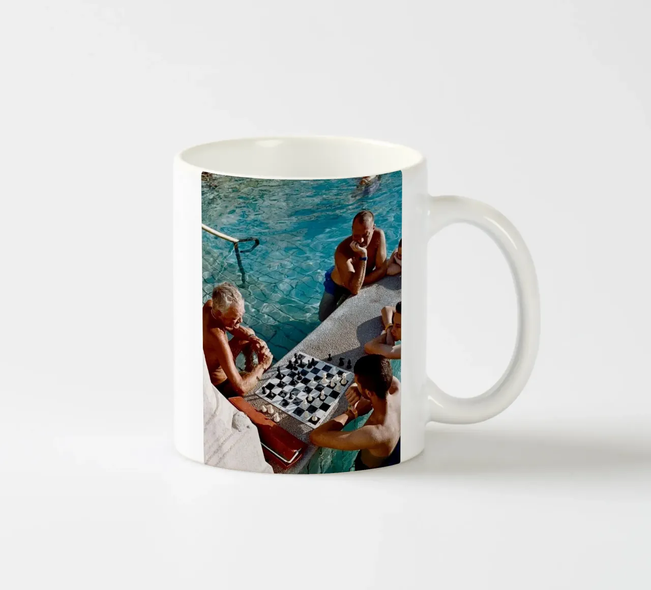 Schaakmat Retro Print, Vintage Poster, Zwembadprint keramische mok van TheTravelClub