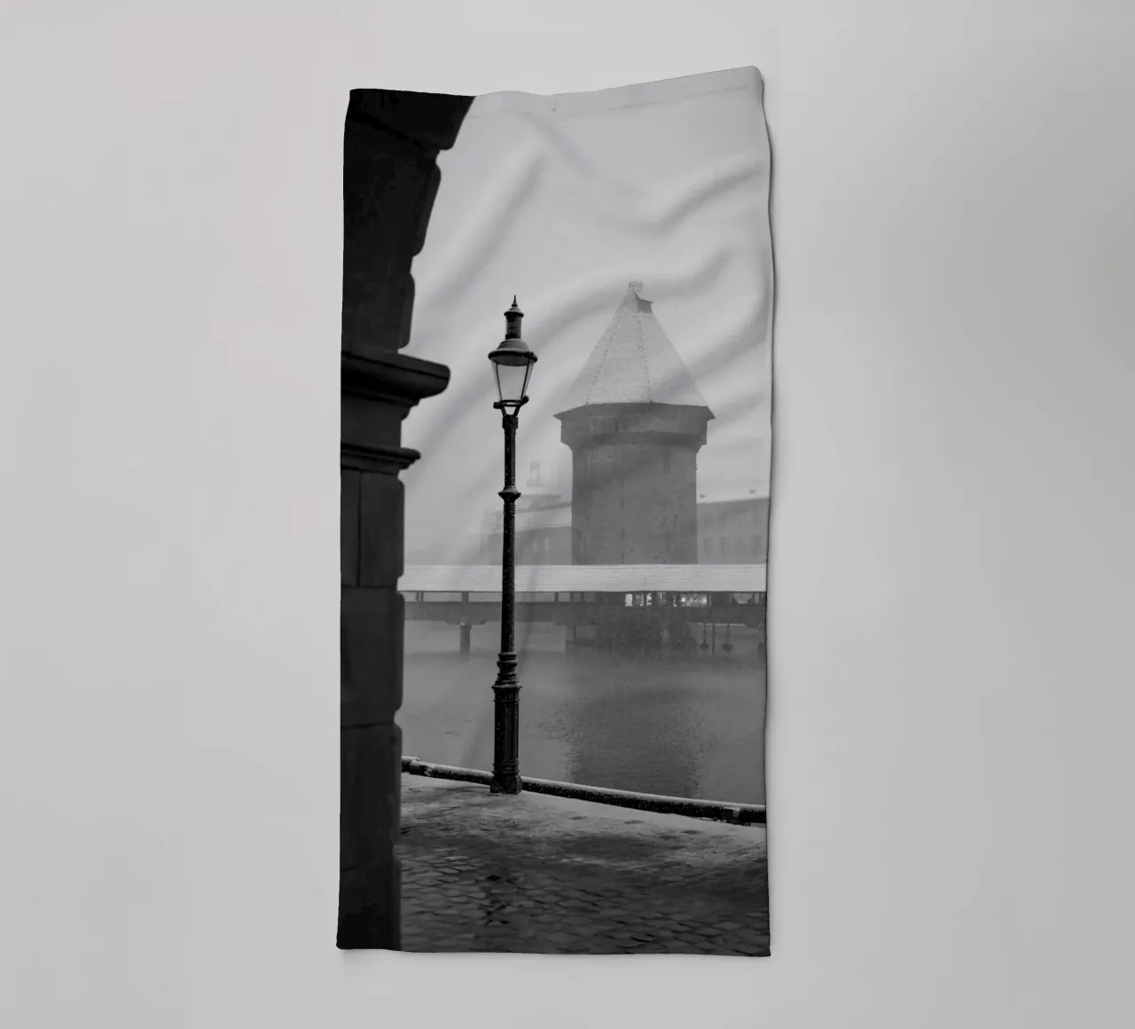 Inverno lucernese: Ponte della Cappella in bianco e nero asciugamano da bagno da LucernePictures