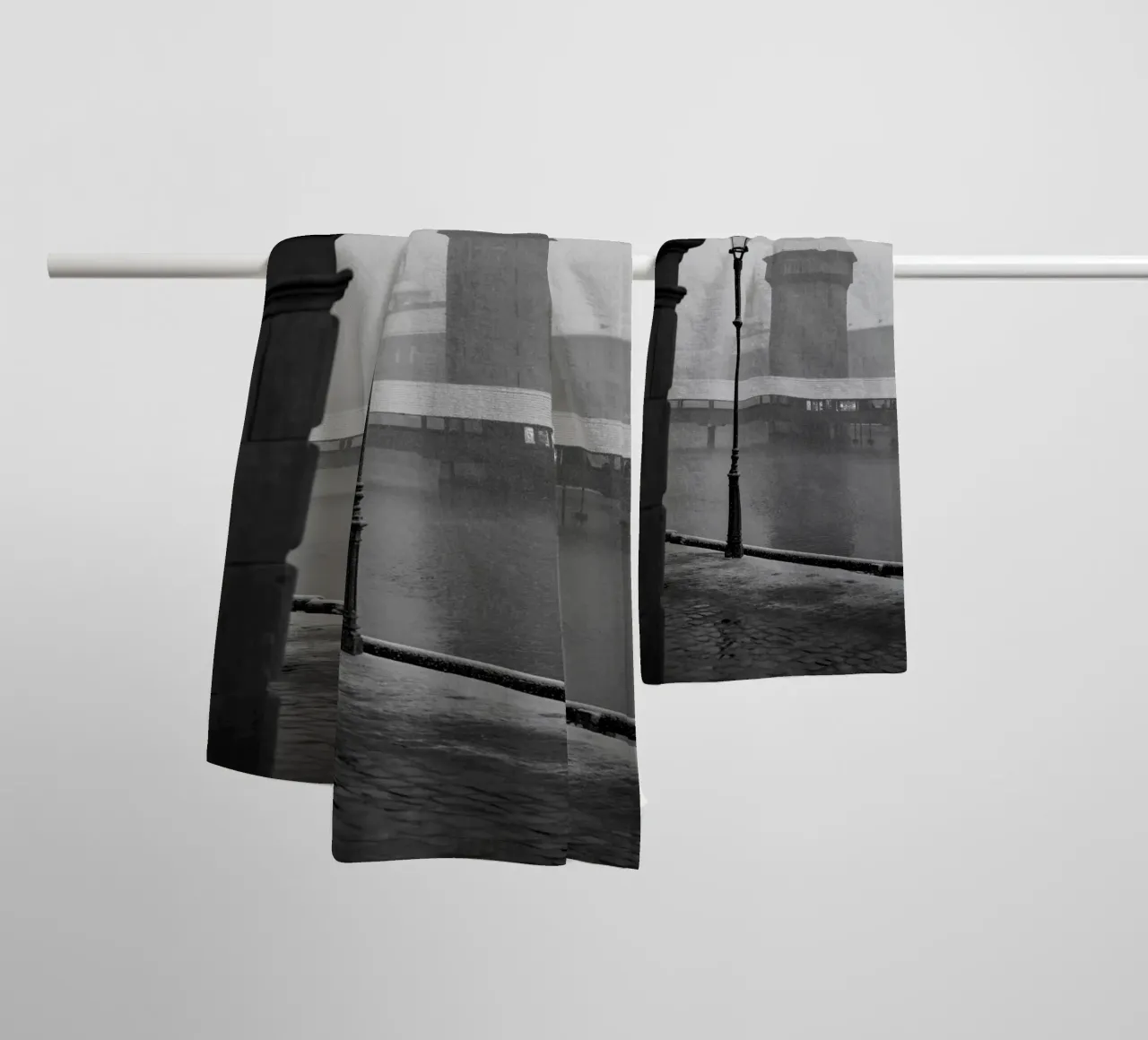 Inverno lucernese: Ponte della Cappella in bianco e nero asciugamano da bagno da LucernePictures