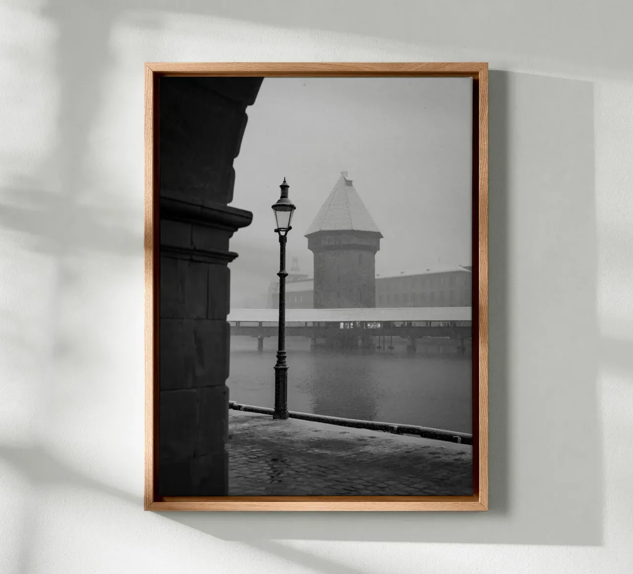 Inverno lucernese: Ponte della Cappella in bianco e nero tela con Cornice a cassetta da LucernePictures