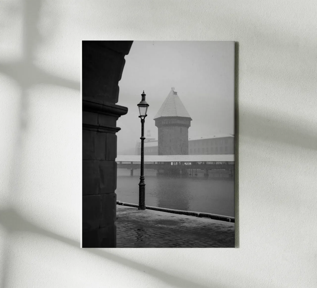 Inverno lucernese: Ponte della Cappella in bianco e nero tela con Cornice a cassetta da LucernePictures