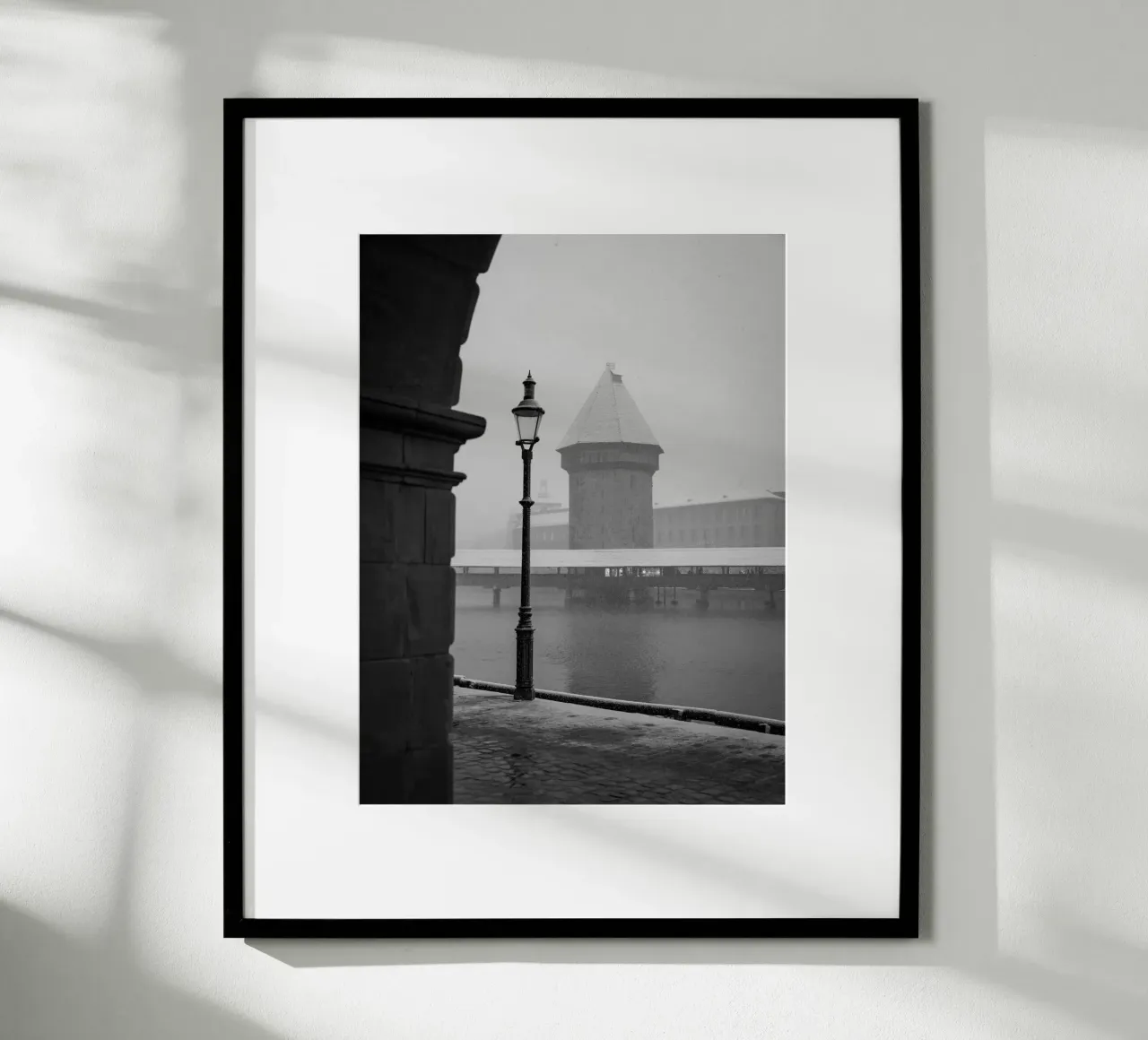 Inverno lucernese: Ponte della Cappella in bianco e nero poster da LucernePictures