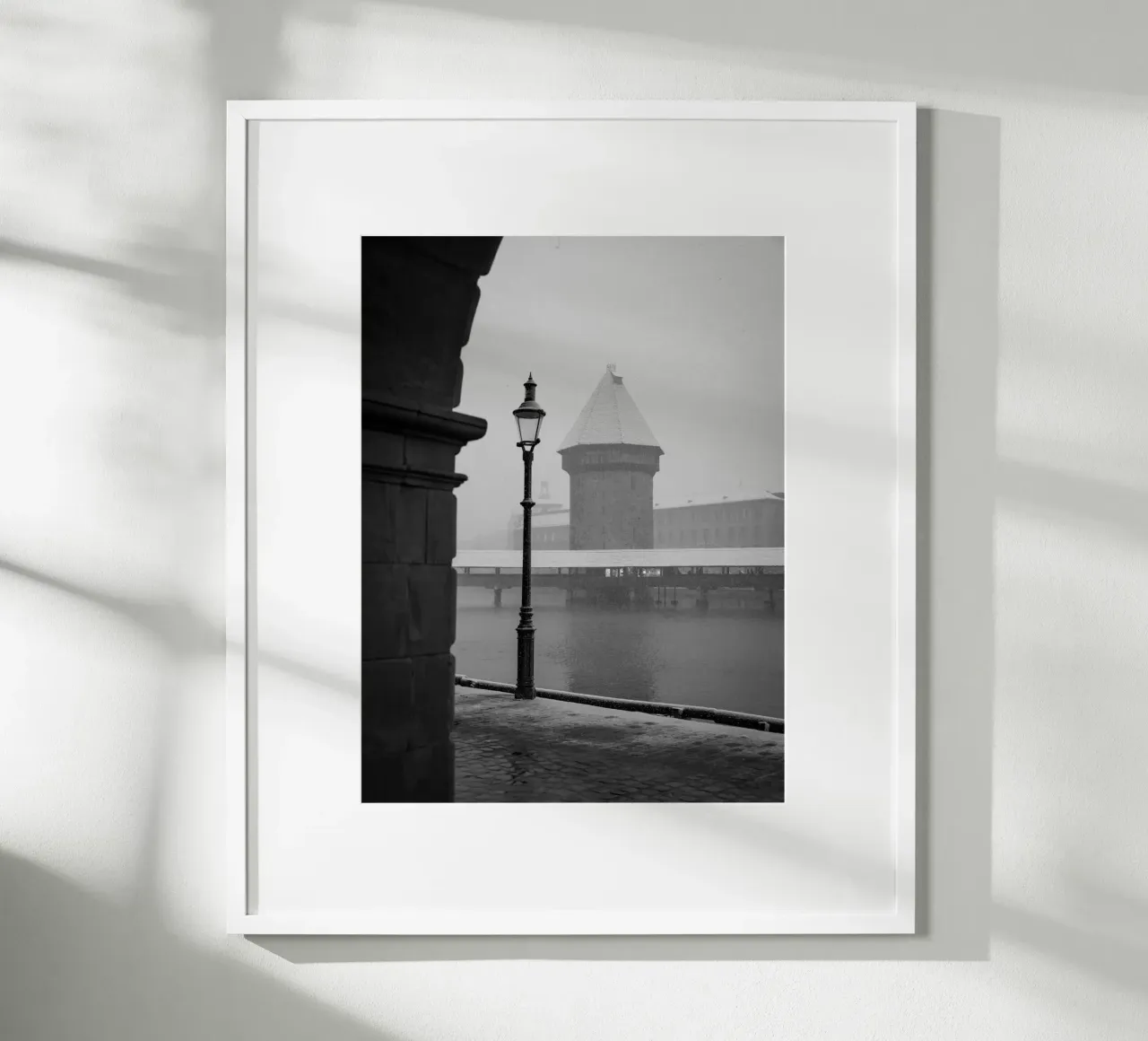Inverno lucernese: Ponte della Cappella in bianco e nero poster da LucernePictures