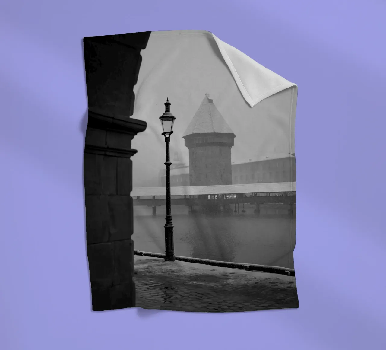 Inverno lucernese: Ponte della Cappella in bianco e nero coperta in pile da LucernePictures