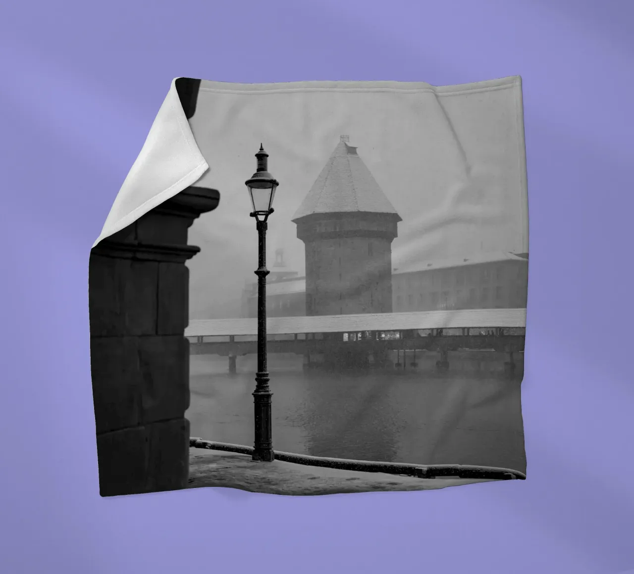 Inverno lucernese: Ponte della Cappella in bianco e nero coperta in pile da LucernePictures