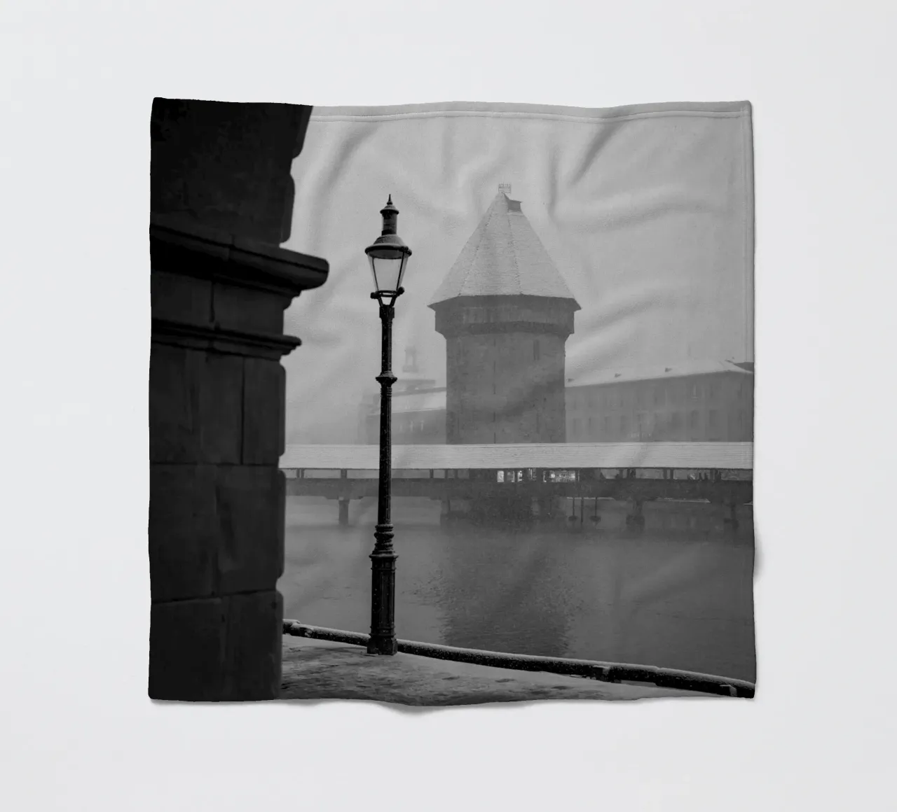 Inverno lucernese: Ponte della Cappella in bianco e nero coperta in pile da LucernePictures