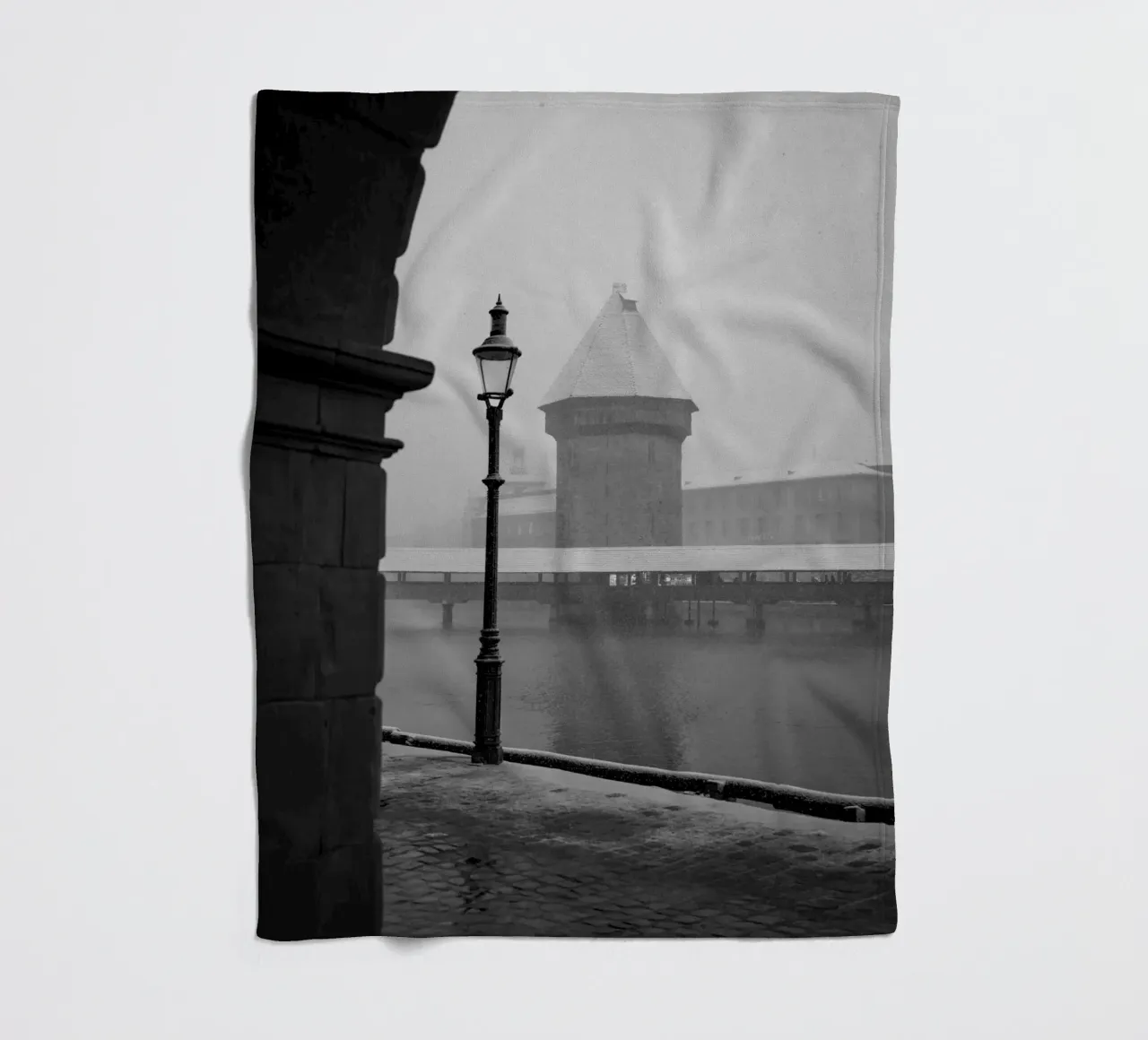 Inverno lucernese: Ponte della Cappella in bianco e nero coperta in pile da LucernePictures