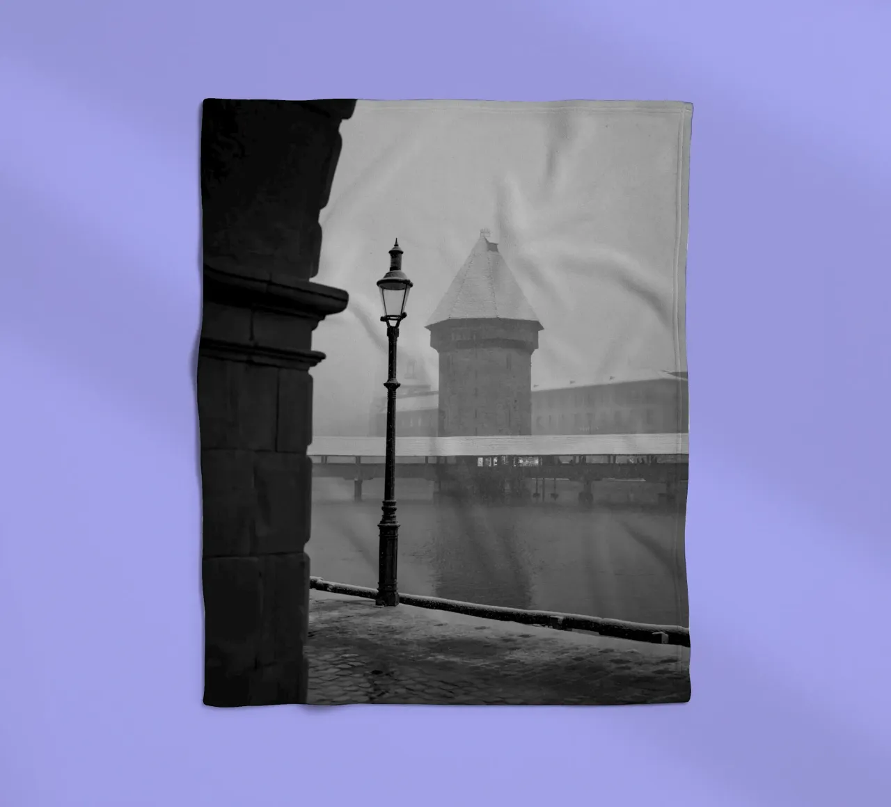 Inverno lucernese: Ponte della Cappella in bianco e nero coperta in pile da LucernePictures