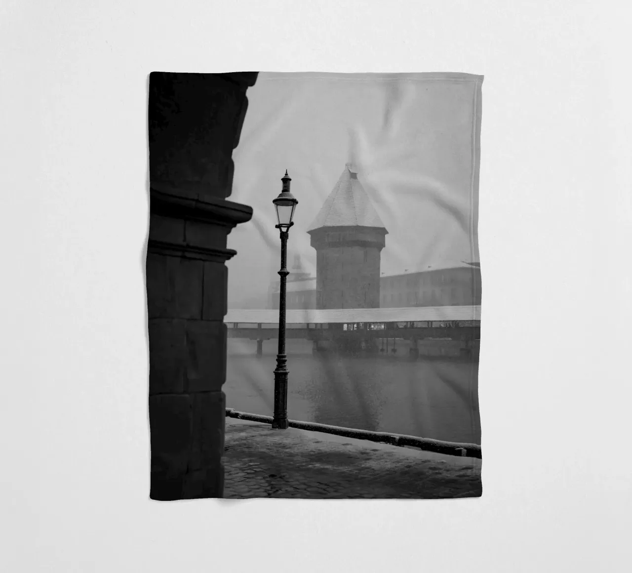 Inverno lucernese: Ponte della Cappella in bianco e nero coperta in pile da LucernePictures