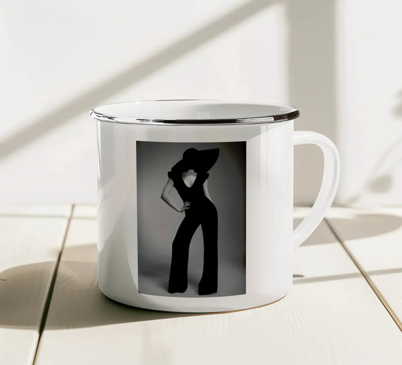 Silhouette taza de esmalte de Runway Collective