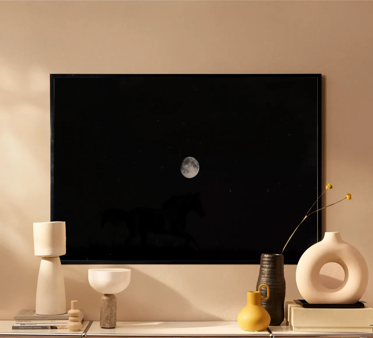 Black Beauty @GëzimFazliu poster con telaio in legno da EyeEm Mobile GmbH