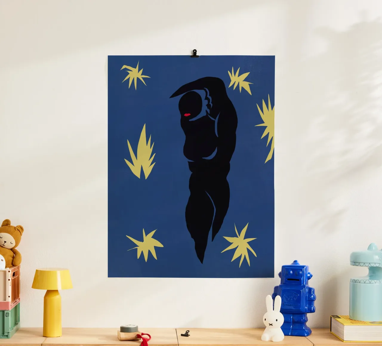 Figura ritagliata dopo matisse poster con telaio in legno da Little Dean