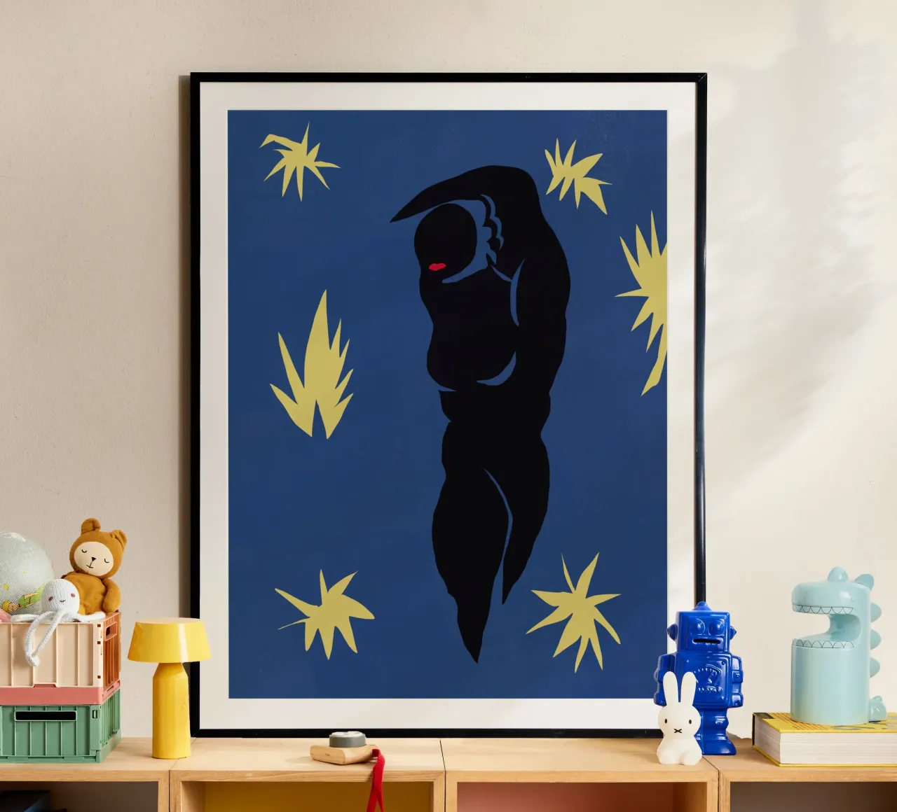 Figura ritagliata dopo matisse poster con telaio in legno da Little Dean