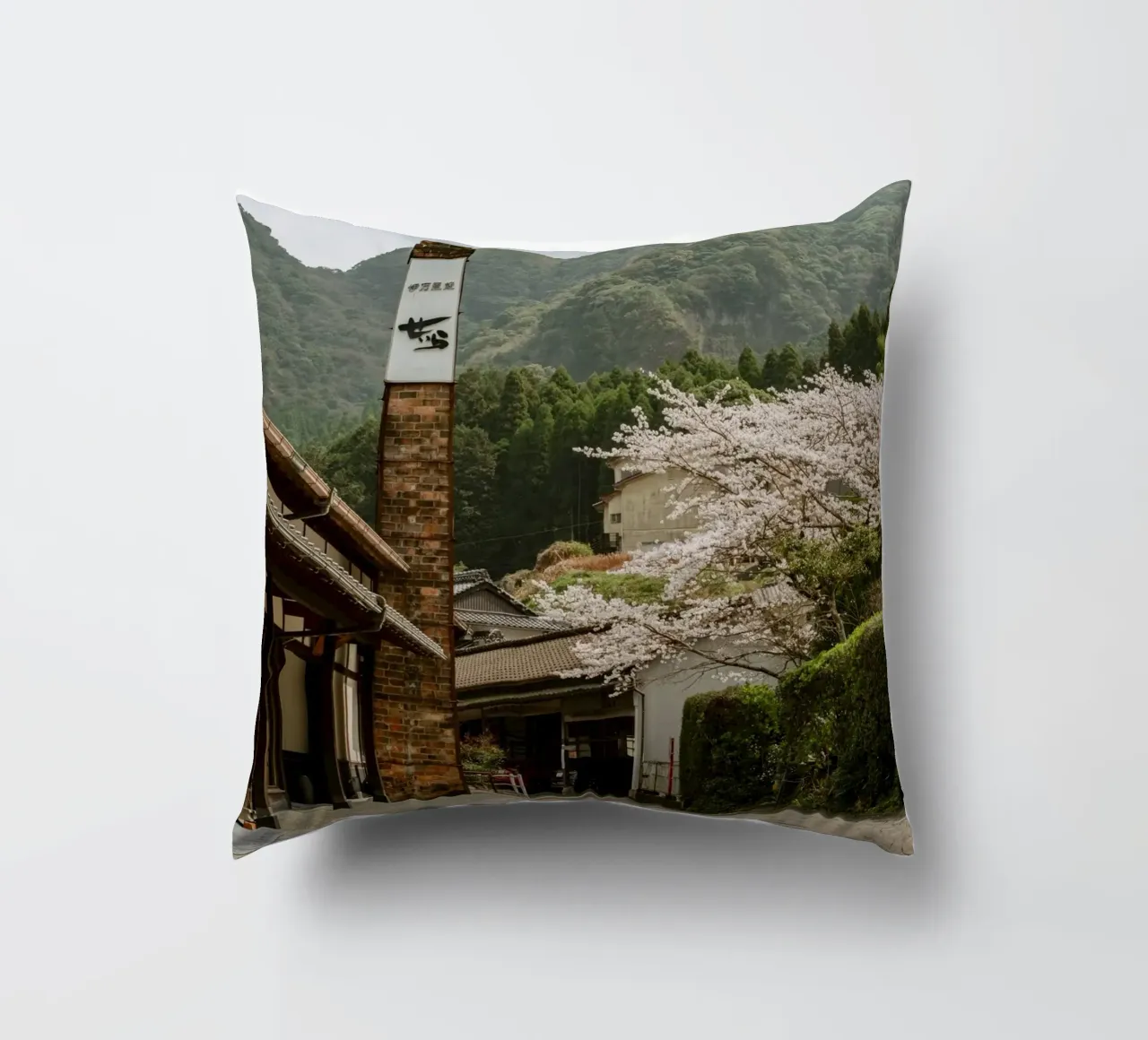 Okawachiyama-Kirschblüten - Kyushu, Japan Kissen von Marcel Bisig