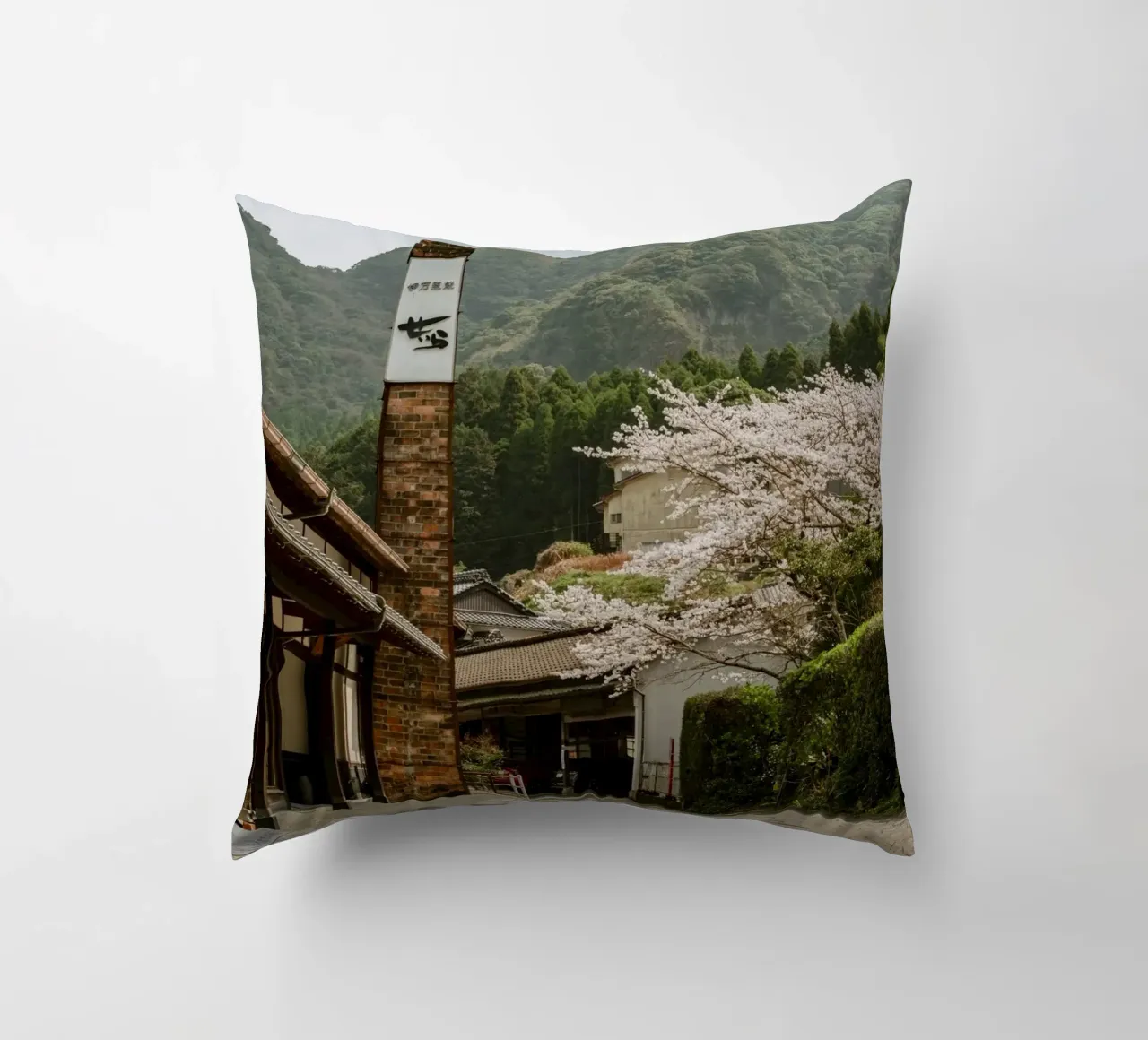 Okawachiyama-Kirschblüten - Kyushu, Japan Kissen von Marcel Bisig