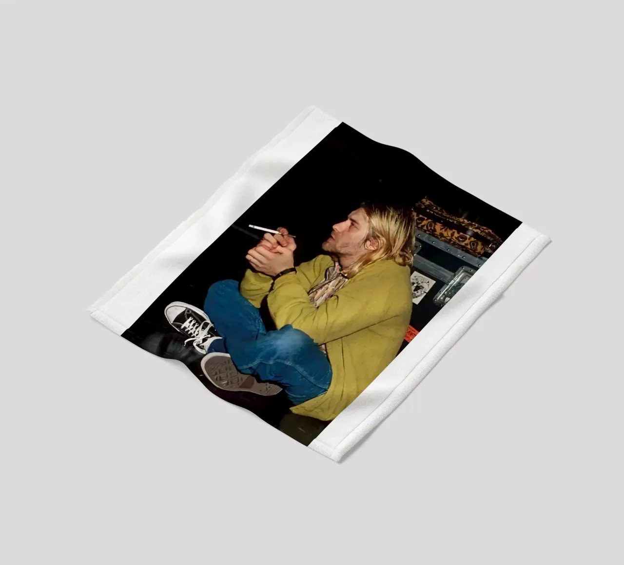 Kurt Cobain che fuma coperta in pile da HUMMERSONIC