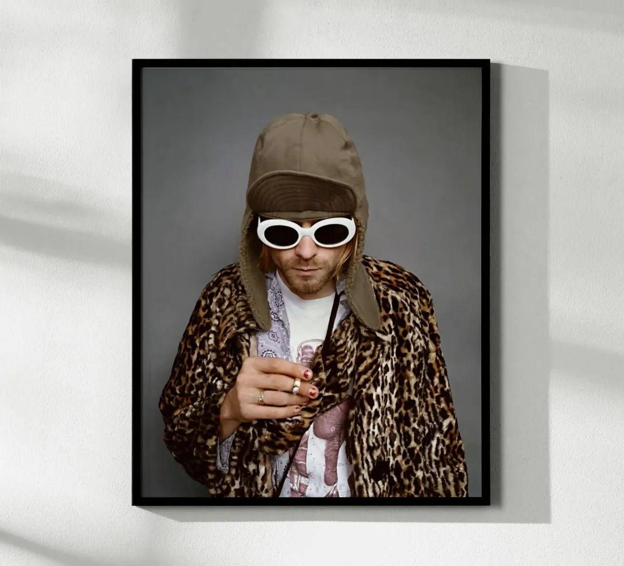 Ritratto del sig. Kurt che fuma poster con telaio in legno da HUMMERSONIC