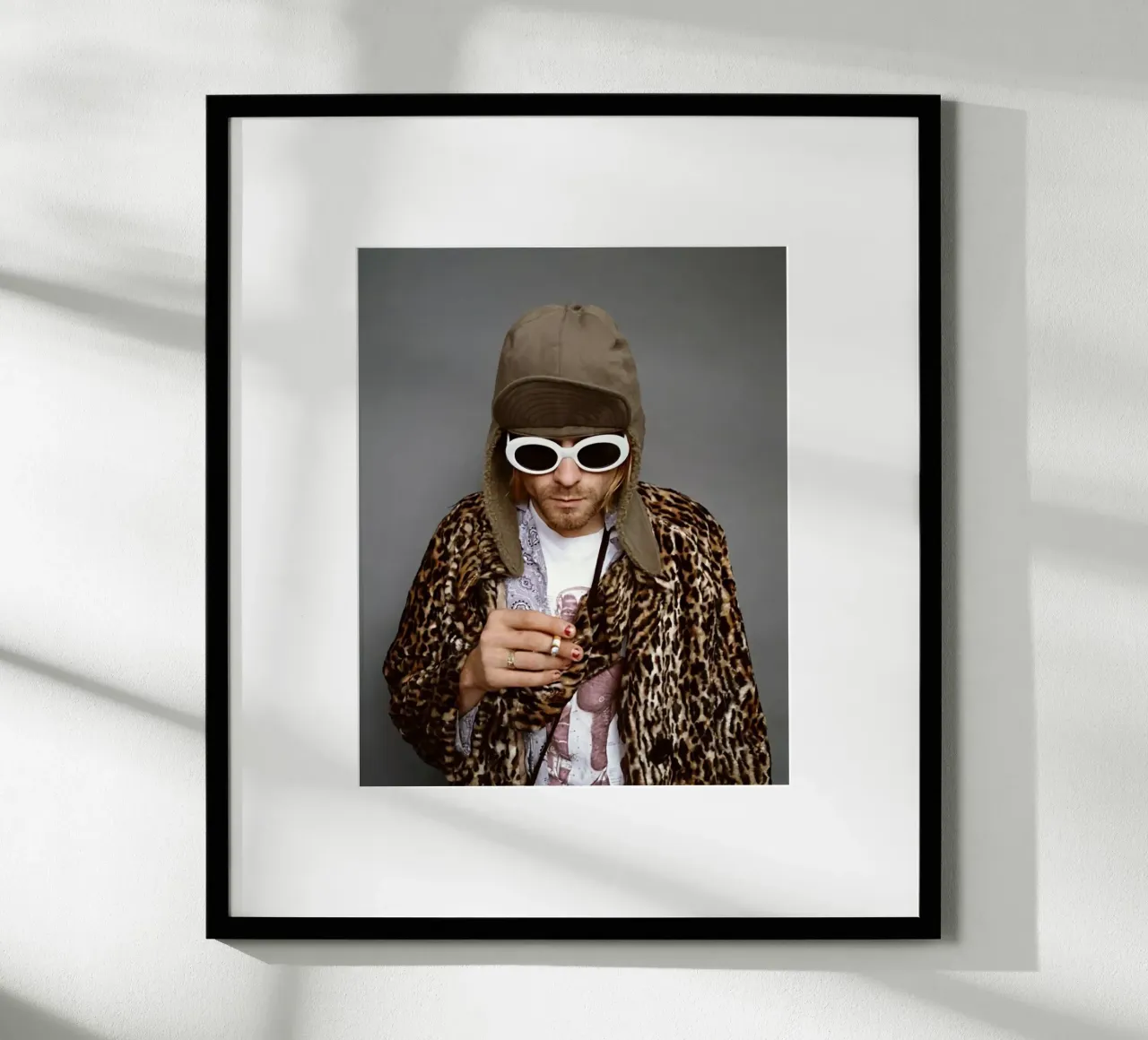 Ritratto del sig. Kurt che fuma poster con telaio in legno da HUMMERSONIC