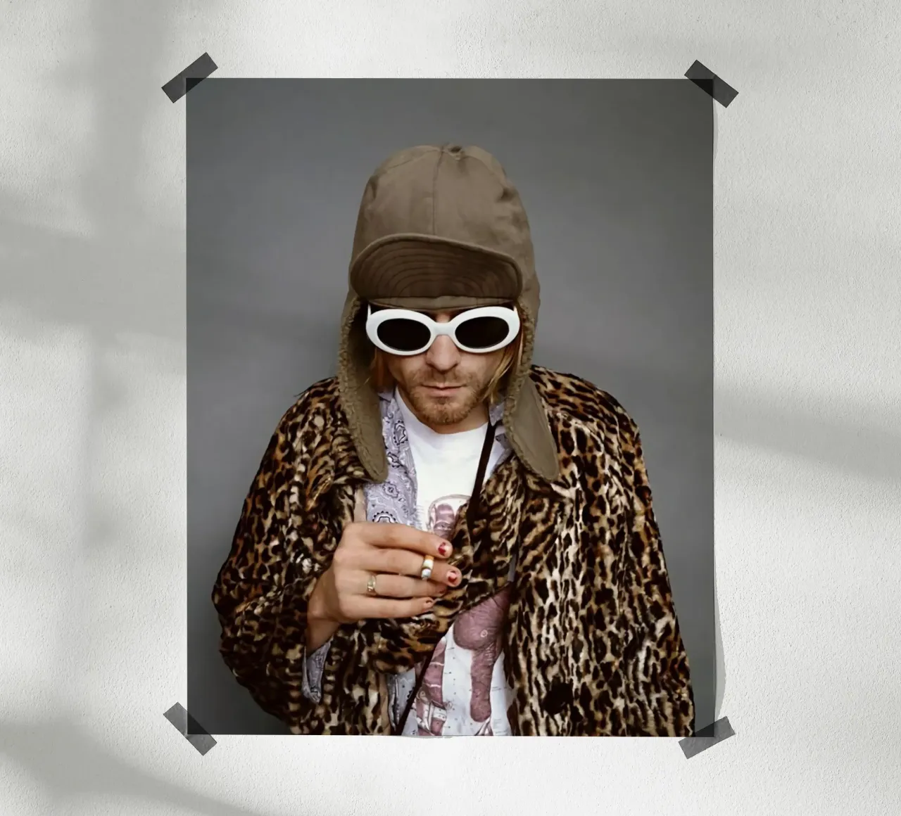 Ritratto del sig. Kurt che fuma poster con telaio in legno da HUMMERSONIC