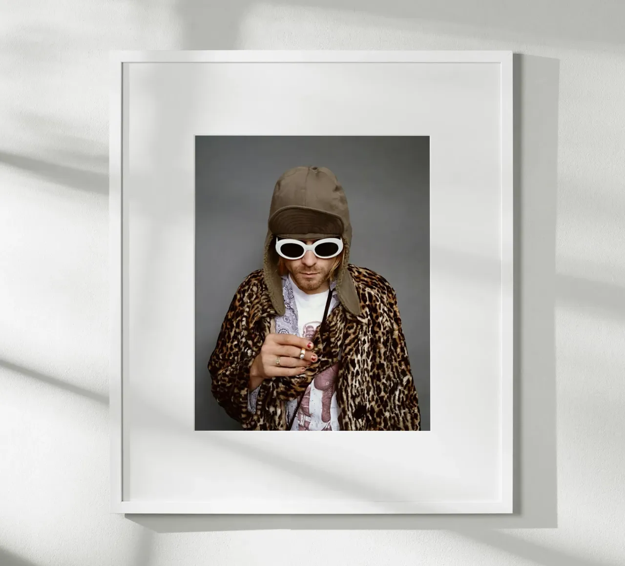 Ritratto del sig. Kurt che fuma poster con telaio in legno da HUMMERSONIC