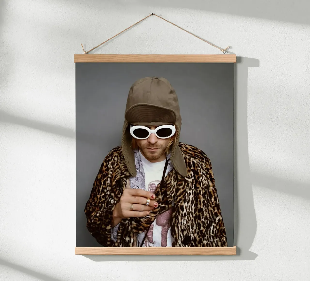 Ritratto del sig. Kurt che fuma poster con telaio in legno da HUMMERSONIC