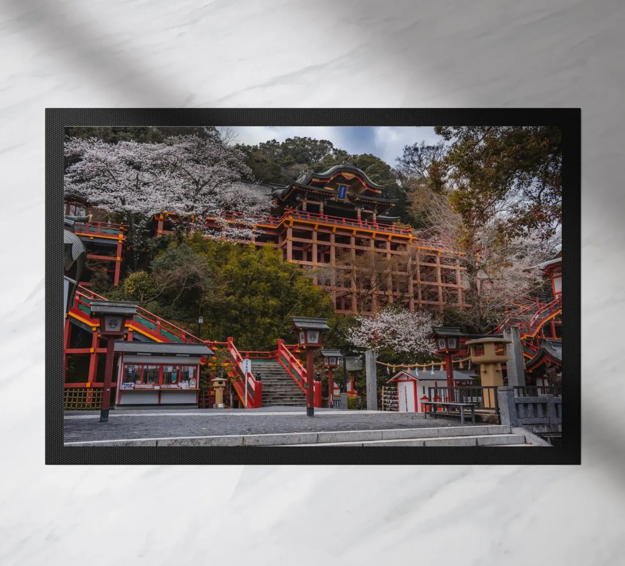 Tempio dei ciliegi in fiore a Kyushu, Giappone zerbino da Marcel Bisig