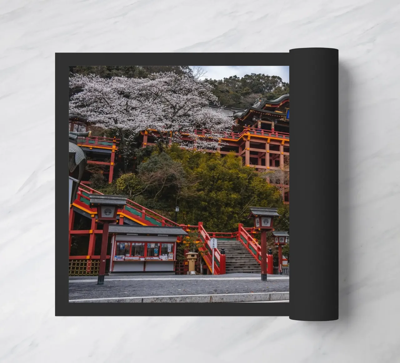 Tempio dei ciliegi in fiore a Kyushu, Giappone zerbino da Marcel Bisig