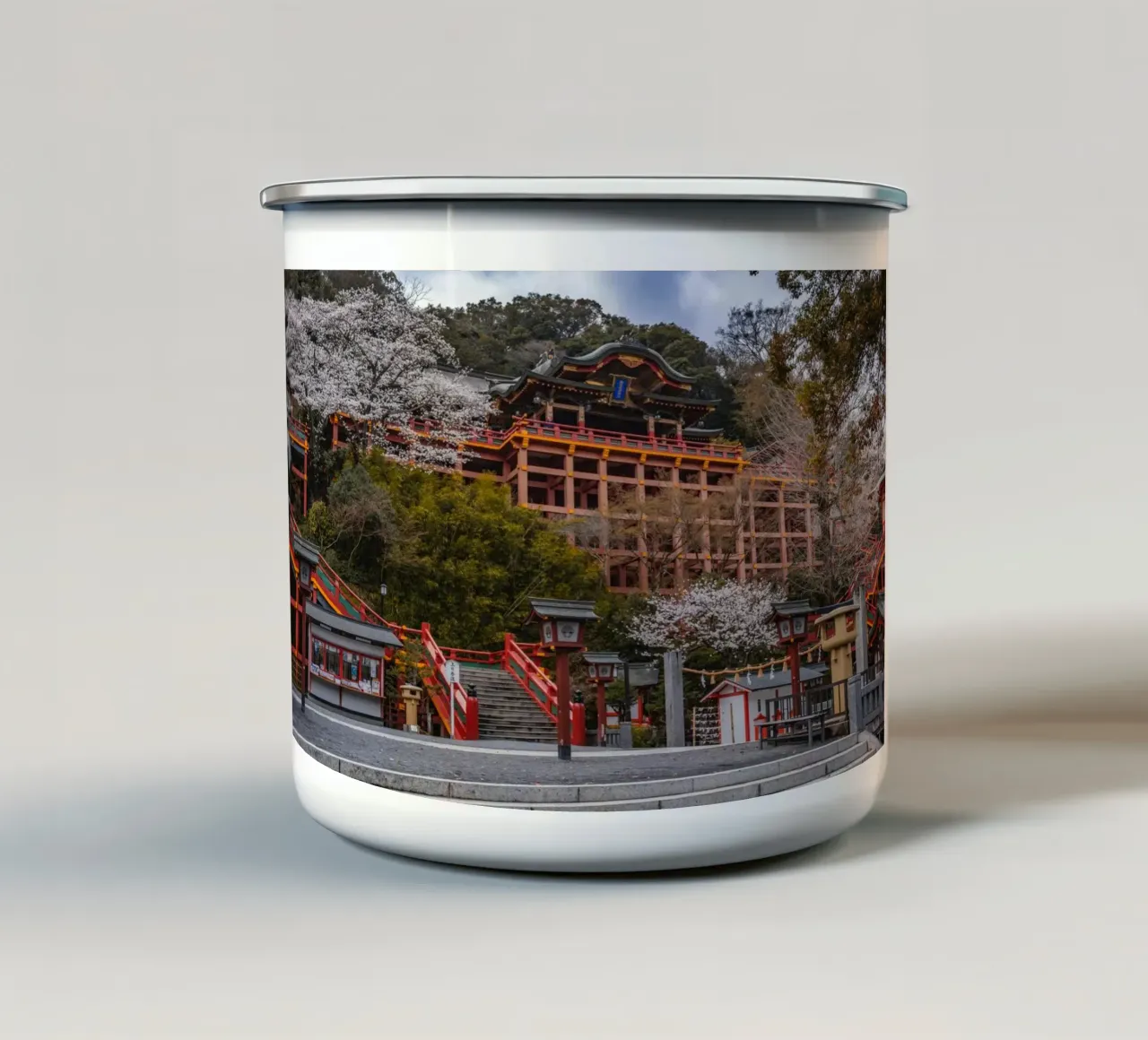 Tempio dei ciliegi in fiore a Kyushu, Giappone tazza in smalto da Marcel Bisig