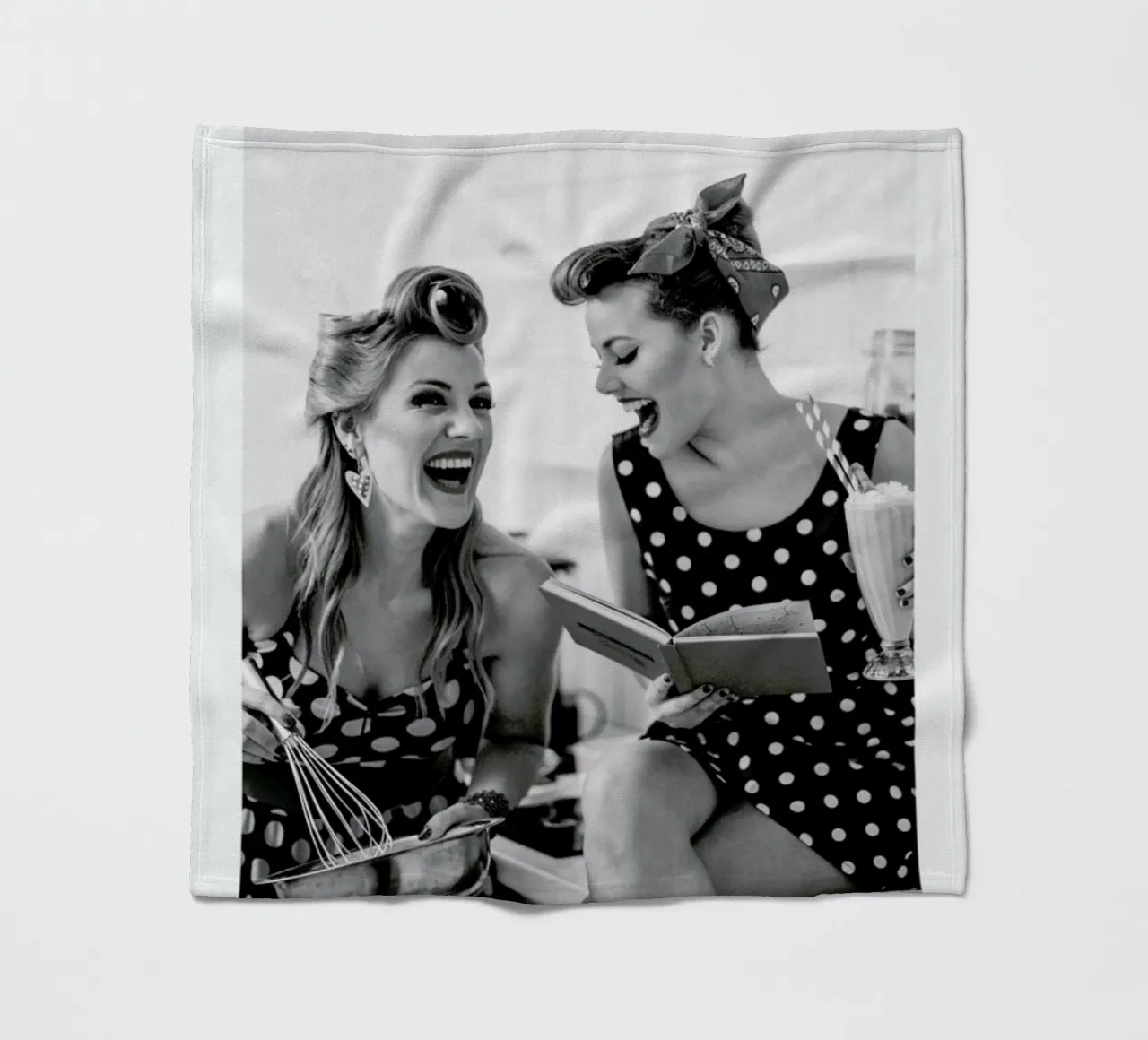 Polka Dots II coperta in pile da Runway Collective