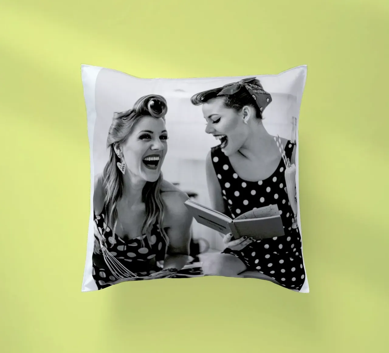 Polka Dots II cuscino da Runway Collective